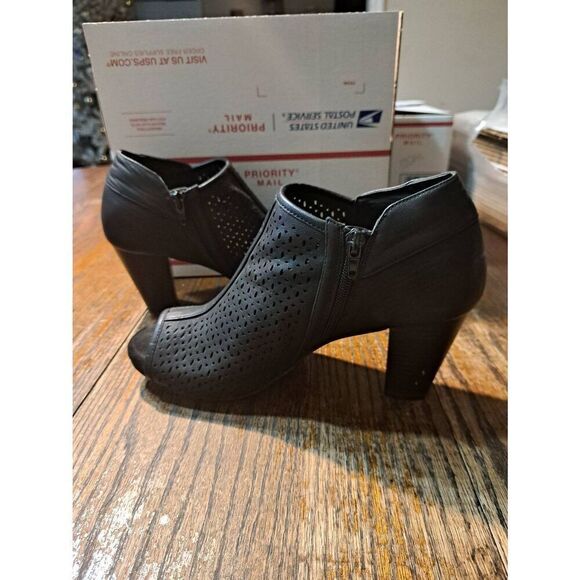 9M Giani Bernini Black Cut Out Perforated Open Toe Chunky Heel Shoes - Picture 6 of 9